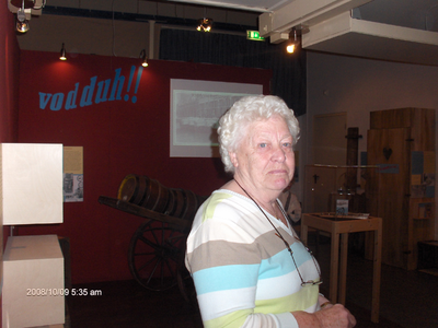 878116 Portret van de oudste vrijwilliger Bep Jacobs (1930) van het Volksbuurtmuseum Wijk C (Waterstraat 27) te ...